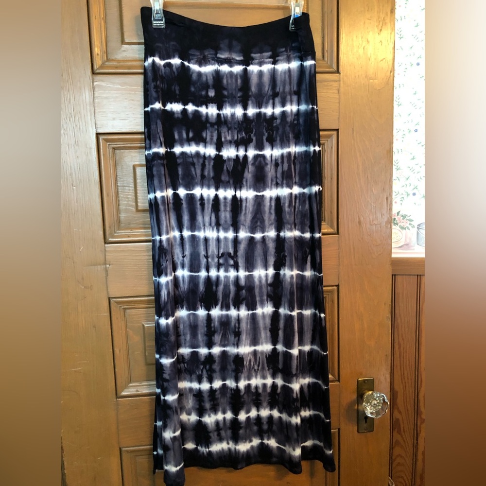 Karen Kane tie dye skirt . Never worn. Navy blue.